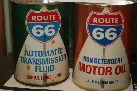 Alcuni dei tanti cimeli con il marchio Route 66