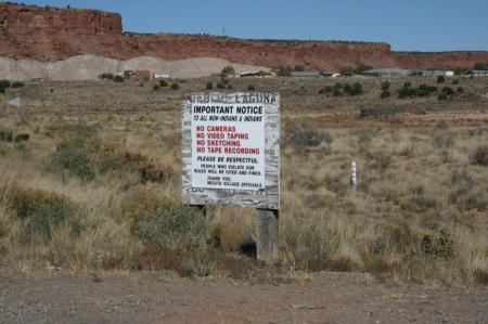 cartello all entrata di una riserva indiana